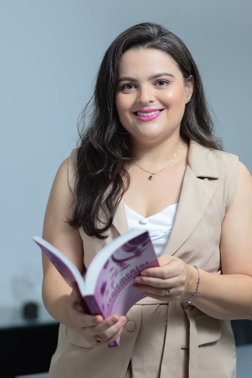 Luciana Mangueira sorrindo em seu consultório de nutrição